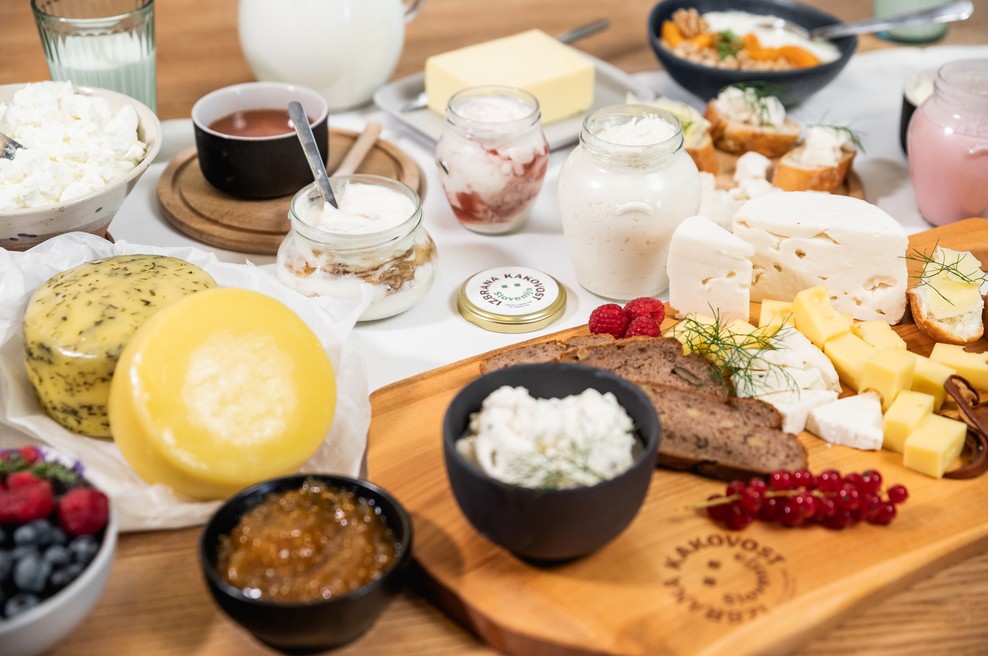 Poseganje po mleku in mlečnih izdelkih z znakom »izbrana kakovost – Slovenija« pomeni podporo slovenskim pridelovalcem in slovenski prehrambni industriji. (foto: promocijske fotografije)