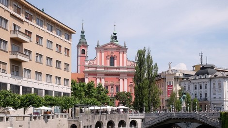 V četrtek 28,6 odstotka pozitivnih testov, število aktivnih okužb naraslo za 1136