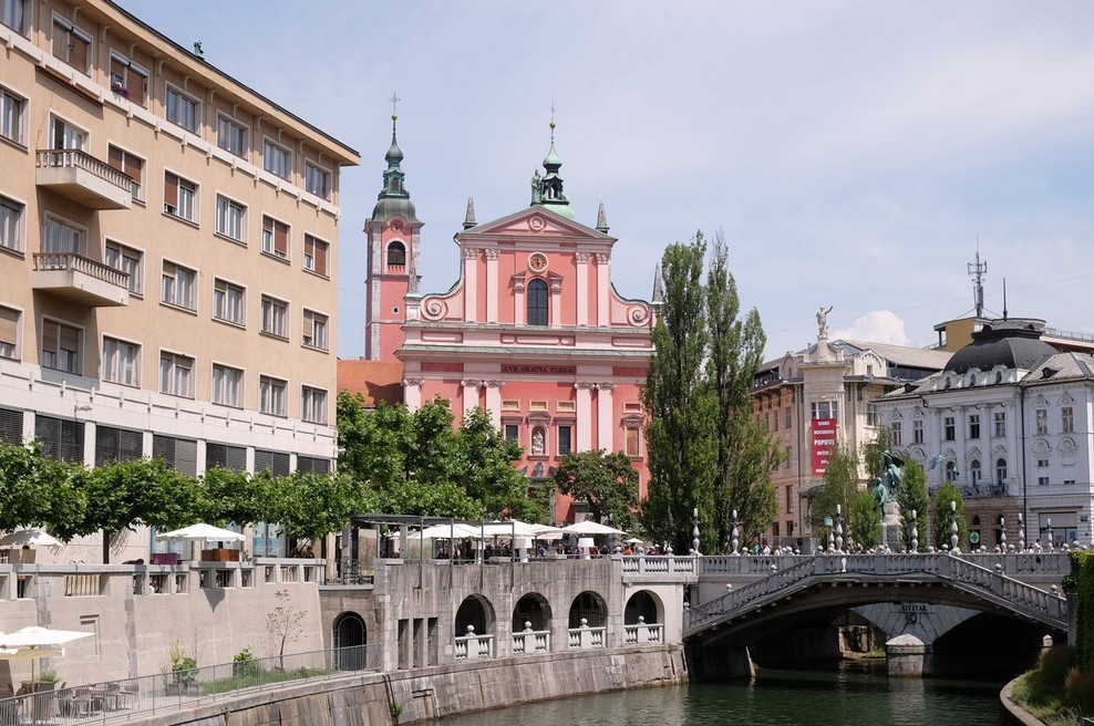 V četrtek 28,6 odstotka pozitivnih testov, število aktivnih okužb naraslo za 1136 (foto: profimedia)