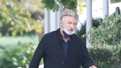 Alec Baldwin na snemanju ubil snemalko Halyno Hutchins in ranil režiserja Joela Souzo