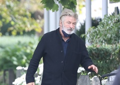 Alec Baldwin na snemanju ubil snemalko Halyno Hutchins in ranil režiserja Joela Souzo