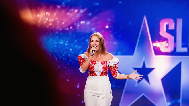 V zakulisju talentov: To je 17-letna Ana Grdadolnik, ki je Ladota Bizovičarja tako osupnila, da je padel s stola (foto: POP TV)