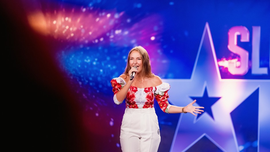 
                            V zakulisju talentov: To je 17-letna Ana Grdadolnik, ki je Ladota Bizovičarja tako osupnila, da je padel s stola (foto: POP TV)