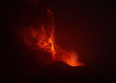 Vulkan Etna, ki je aktiven že nekaj mesecev, je spet začel bruhati lavo