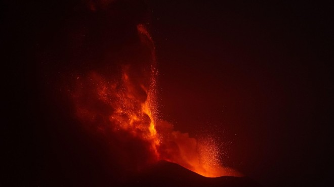 Vulkan Etna, ki je aktiven že nekaj mesecev, je spet začel bruhati lavo (foto: profimedia)