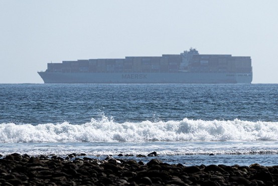 Pred kanadsko obalo zagorela tovorna ladja, v ozračje se sproščajo strupeni plini