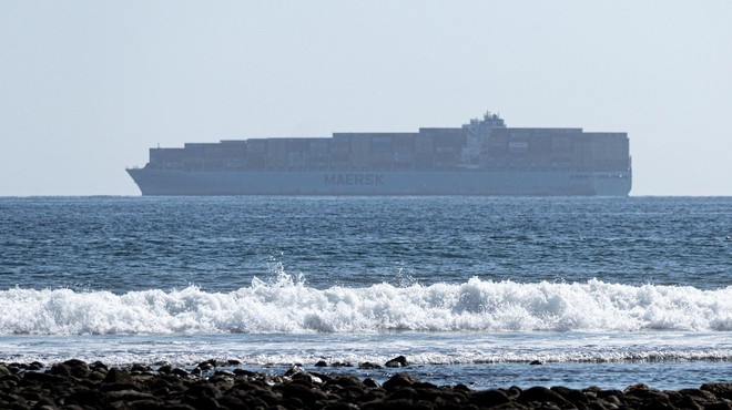 Pred kanadsko obalo zagorela tovorna ladja, v ozračje se sproščajo strupeni plini (foto: profimedia)