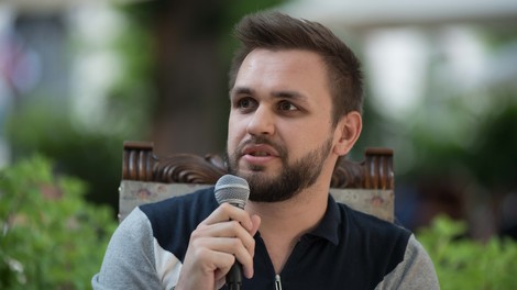 Alex Kama Devetak: »Ne razmišljam o temah, o katerih pišem. To je naloga bralcev, jaz se ukvarjam z liki.«