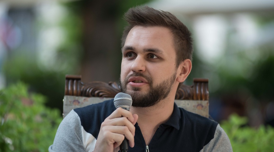 Alex Kama Devetak: »Ne razmišljam o temah, o katerih pišem. To je naloga bralcev, jaz se ukvarjam z liki.« (foto: Matej Maček/JSKD)