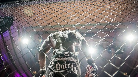 Najmočnejši moški nokavtiral nepremaganega MMA šampiona – v le 18. sekundah!