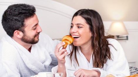Strokovnjaki razkrili najpogostejše napake, ki jih pari počnejo v postelji