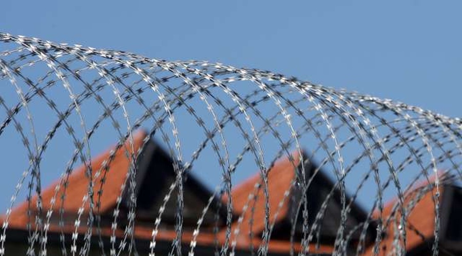 Namesto hišnega pripora z ženo raje v zapor (foto: Domen Grögl/STA)