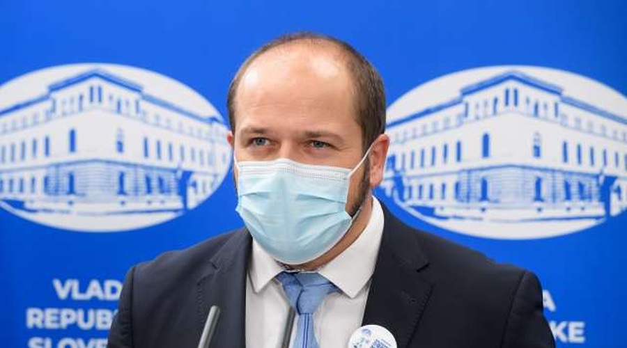 Nas bo med prazniki doletelo zaostrovanje ukrepov? (foto: Nebojša Tejić/STA)