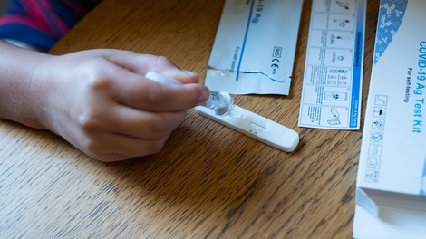 Lekarne lahko že v petek začnejo izdajati teste za samotestiranje za vse učence, dijake in študente