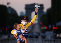 Po prvi uradni poročni fotografiji zakoncev Roglič, Primož objavil ŠE LEPŠO fotografijo njunega pravljičnega dne