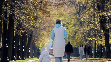 Število pozitivnih vzorcev na dnevnih testiranjih vztrajno raste