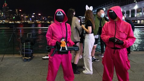 Kostumi “Squid Game” za noč čarovnic najbolj iskani na spletu