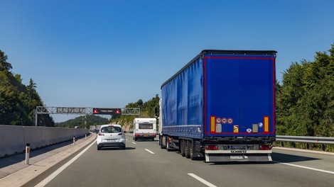 Slovenski tovornjaki lani prepeljali le odstotek manj blaga