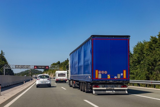 Slovenski tovornjaki lani prepeljali le odstotek manj blaga