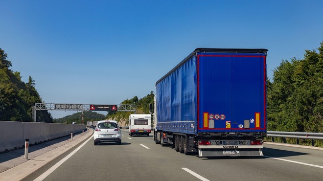 Slovenski tovornjaki lani prepeljali le odstotek manj blaga (foto: Profimedia)