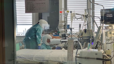 Večina bolnišnic povečuje kapacitete za covidne bolnike in ukinja vse nenujne programe
