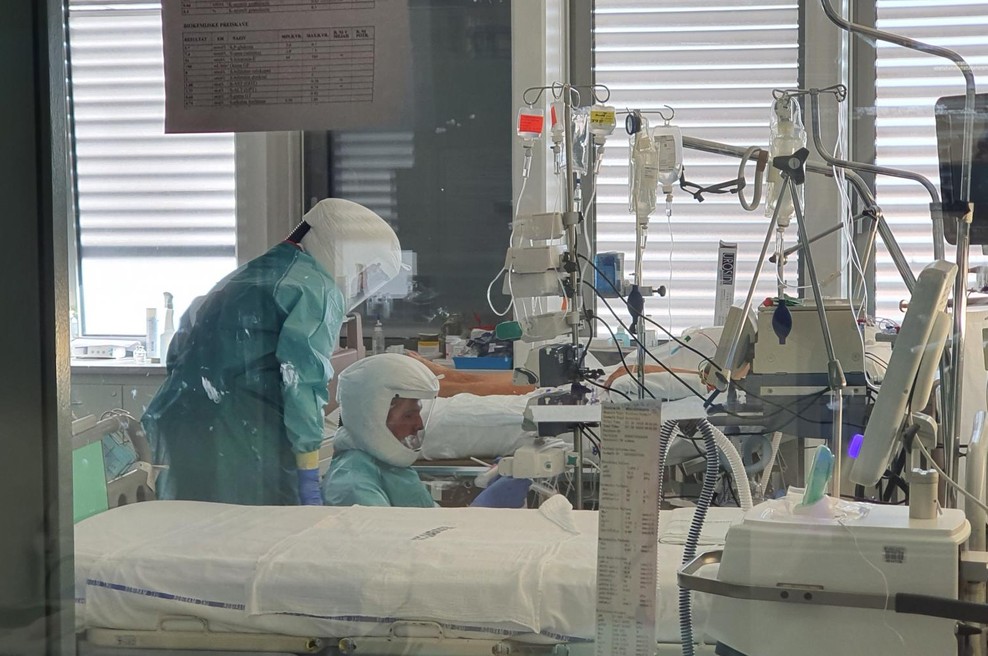 Večina bolnišnic povečuje kapacitete za covidne bolnike in ukinja vse nenujne programe (foto: UKC Maribor)