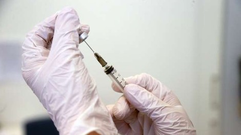 Cepljenim z vektorskimi cepivi posvetovalna skupina za cepljenje poživitveni odmerek priporoča po vsaj dveh mesecih