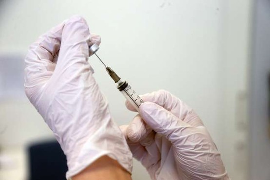 Cepljenim z vektorskimi cepivi posvetovalna skupina za cepljenje poživitveni odmerek priporoča po vsaj dveh mesecih