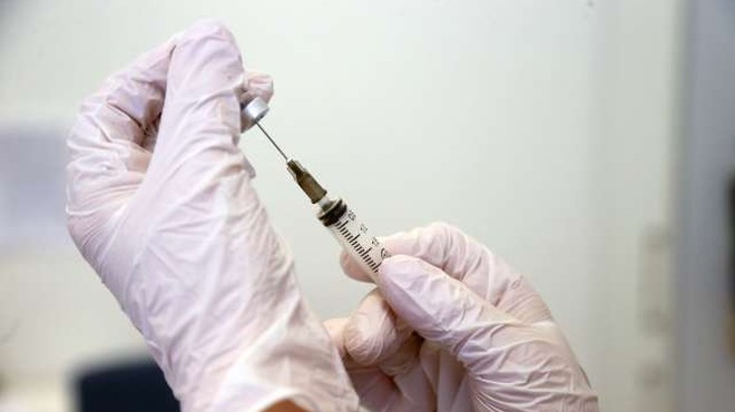 Cepljenim z vektorskimi cepivi posvetovalna skupina za cepljenje poživitveni odmerek priporoča po vsaj dveh mesecih (foto: Xinhua/STA)