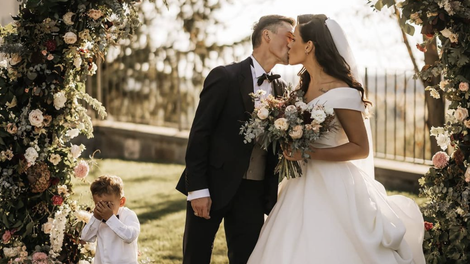 [FOTO] Rogličeva žena Lora za poročni dan izbrala prečudovito elegantno obleko