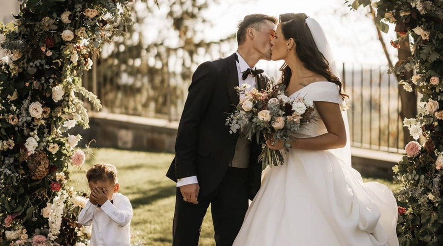 [FOTO] Rogličeva žena Lora za poročni dan izbrala prečudovito elegantno obleko (foto: IG: @loraroglicklinc)
