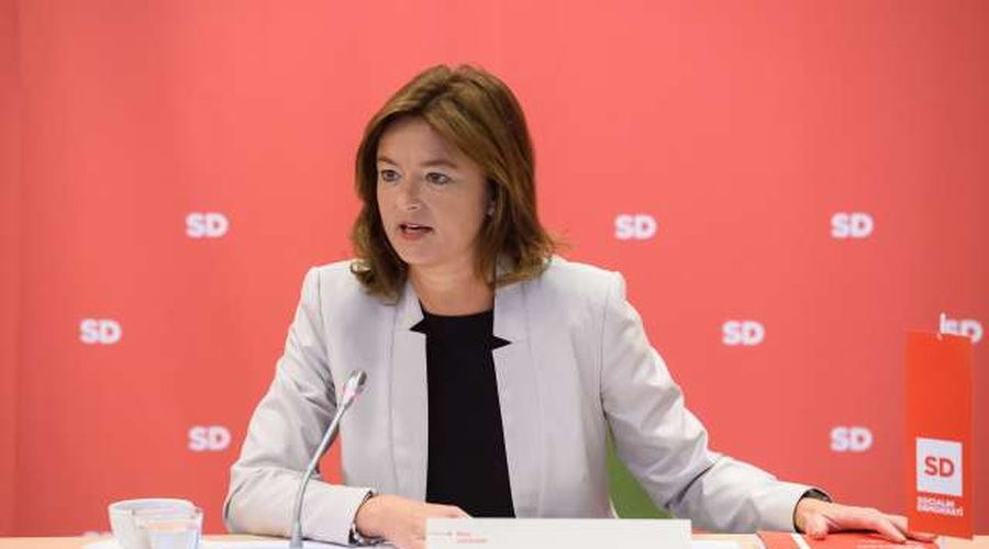 Tanja Fajon: »Ne želim si zaprtja države, a če bo stroka tega mnenja, bo to treba spoštovati!« (foto: Nebojša Tejić/STA)