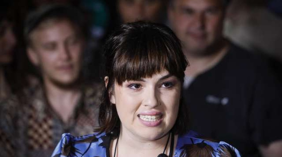 Nika Kovač s knjigo Pisma tebi, v kateri slavi tako naše napake kot ranljivosti (foto: Anže Malovrh/STA)