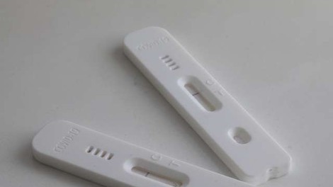 V lekarnah občasno primanjkuje testov za samotestiranje, ponekod povečano povpraševanje tudi po zaščitnih maskah