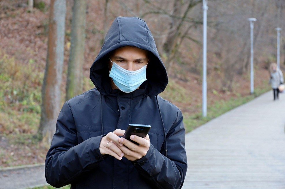 Najmanjša podpora obveznemu nošenju mask na zunanjih površinah (foto: Profimedia)