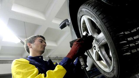 Od danes na motornih vozilih obvezna zimska oprema