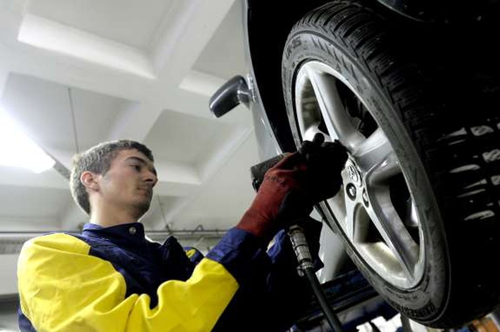 Od danes na motornih vozilih obvezna zimska oprema (foto: Tamino Petelinšek/STA)