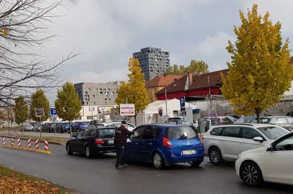 Na PCR-test se je treba naročiti (foto: STA)