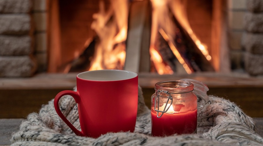 Sezona je za hygge (čas, ko se v pečici peče zavitek in crklja na mehkem kavču) (foto: profimedia)