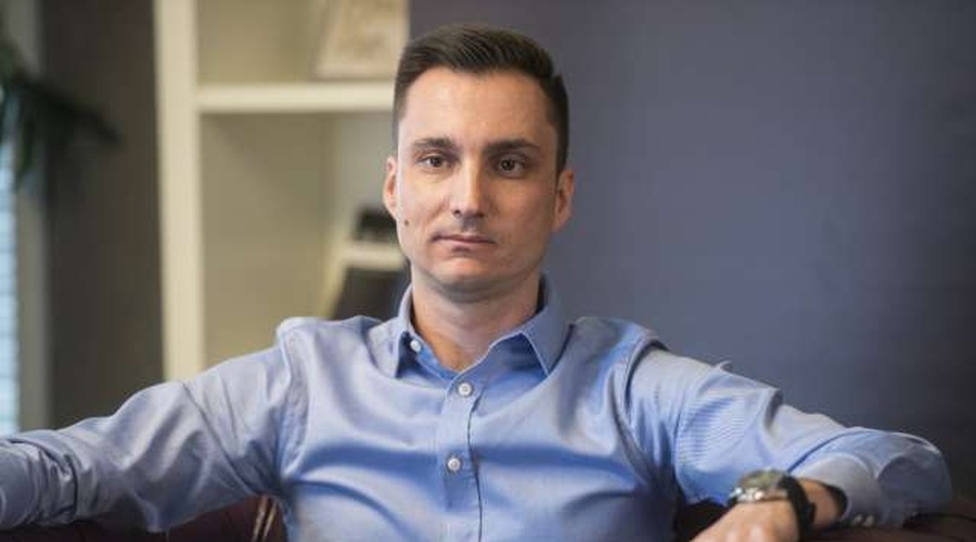 Denis Baš: "Stvar je enostavna. Ne pozabite, da si otroci pri tej starosti dnevno vrtajo po nosu!" (foto: Bor Slana/STA)