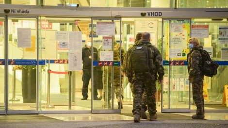 Slovenska vojska na pomoč covidnim bolnišnicam s štirimi zdravstvenimi ekipami