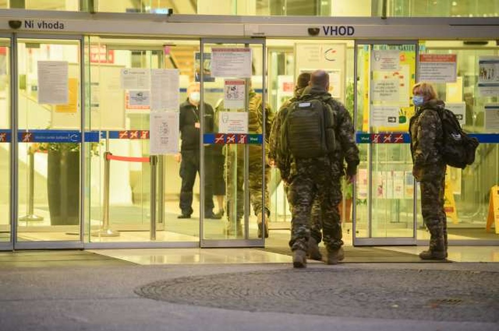 Slovenska vojska na pomoč covidnim bolnišnicam s štirimi zdravstvenimi ekipami (foto: Nebojša Tejić/STA)