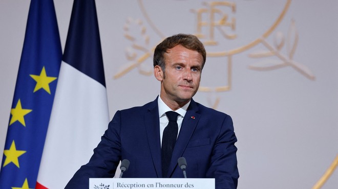 Emmanuel Macron je nekoliko spremenil francosko zastavo – a o tem ni obvestil javnosti (foto: Profimedia)