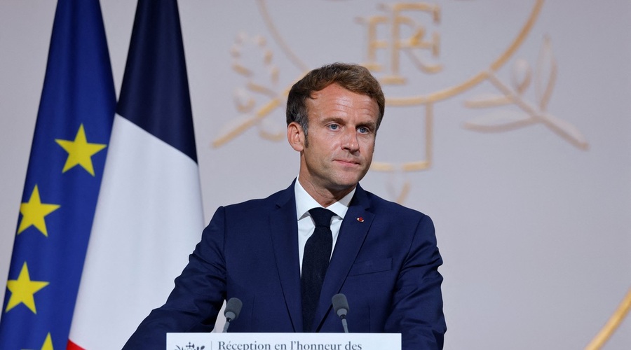Emmanuel Macron je nekoliko spremenil francosko zastavo – a o tem ni obvestil javnosti (foto: Profimedia)
