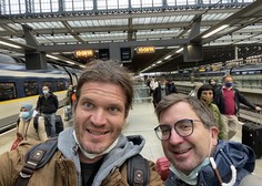 Slovenca na pot v London z vlakom: Brez škatle "pohanega" ni šlo