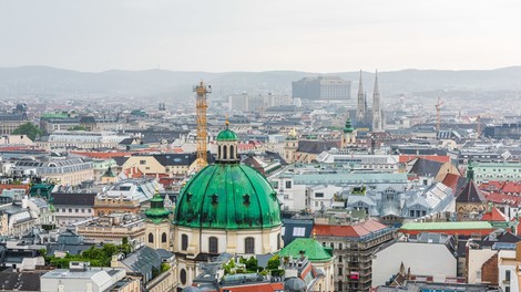 V Avstriji popolno zaprtje države in od februarja obvezno cepljenje