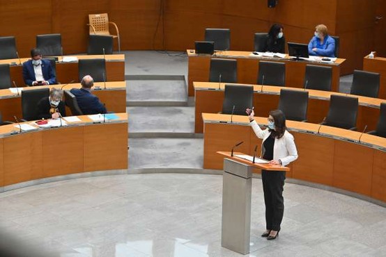 Ministrica Simona Kustec po 14-urni razpravi prestala tudi drugo interpelacijo