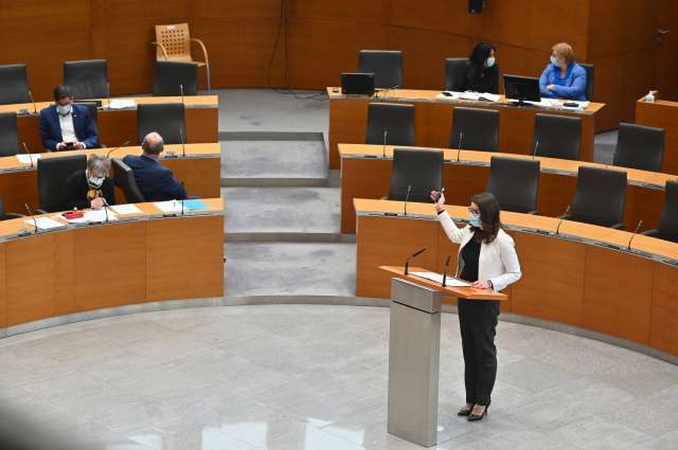 Ministrica Simona Kustec po 14-urni razpravi prestala tudi drugo interpelacijo (foto: STA/Tamino Petelinšek)