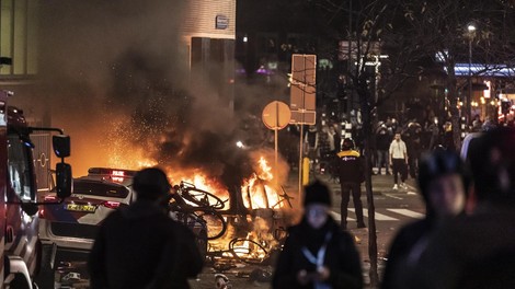 Protest proti omejitvam zaradi epidemije se je v Rotterdamu končal s streljanjem