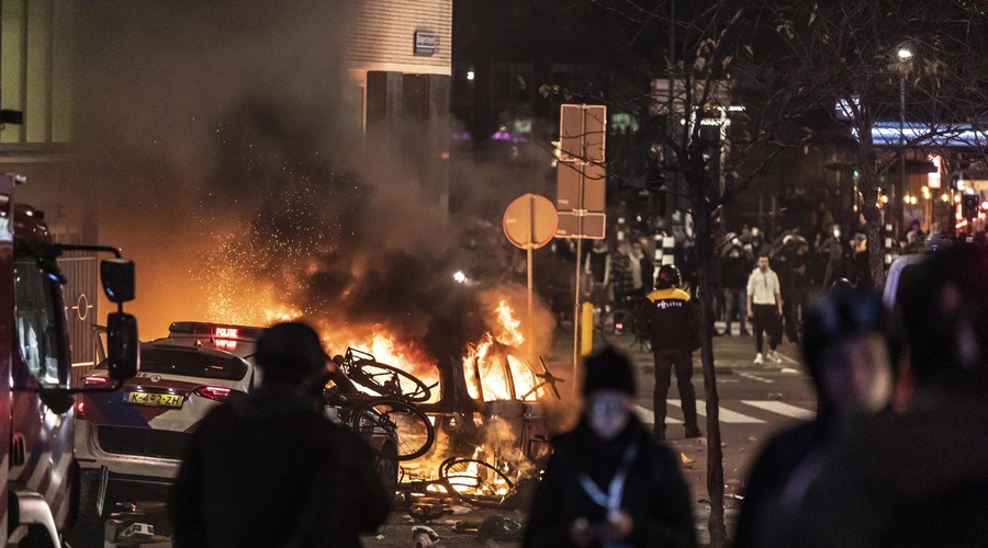 Protest proti omejitvam zaradi epidemije se je v Rotterdamu končal s streljanjem (foto: profimedia)